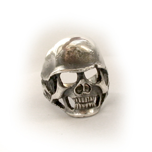 Кольцо серебряное Череп в немецкой каске, чернение.