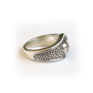 Кольцо серебряное Королевская лилия Франции, чернение.
